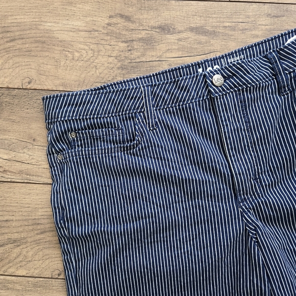 Lee Womens 18 Medium Blue Striped Shorts - Picture 3 of 15